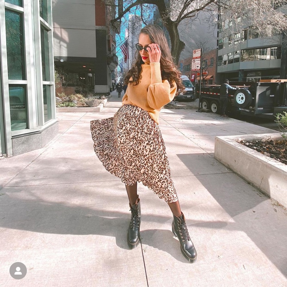 Midi pleated leopard print skirt